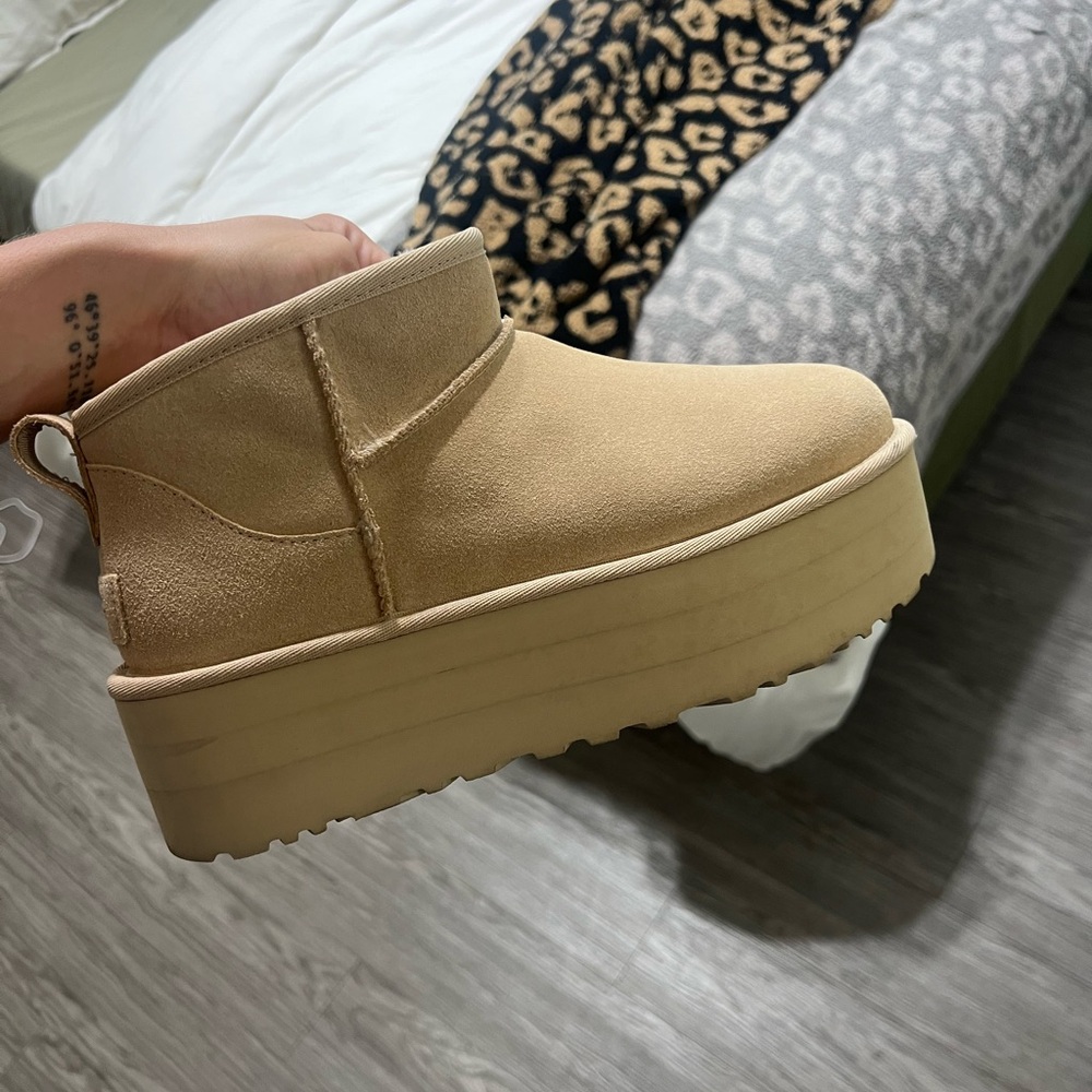 Ugg Ultra Mini Platform Boots in RARE hard to find color- Driftwood/White Pepper